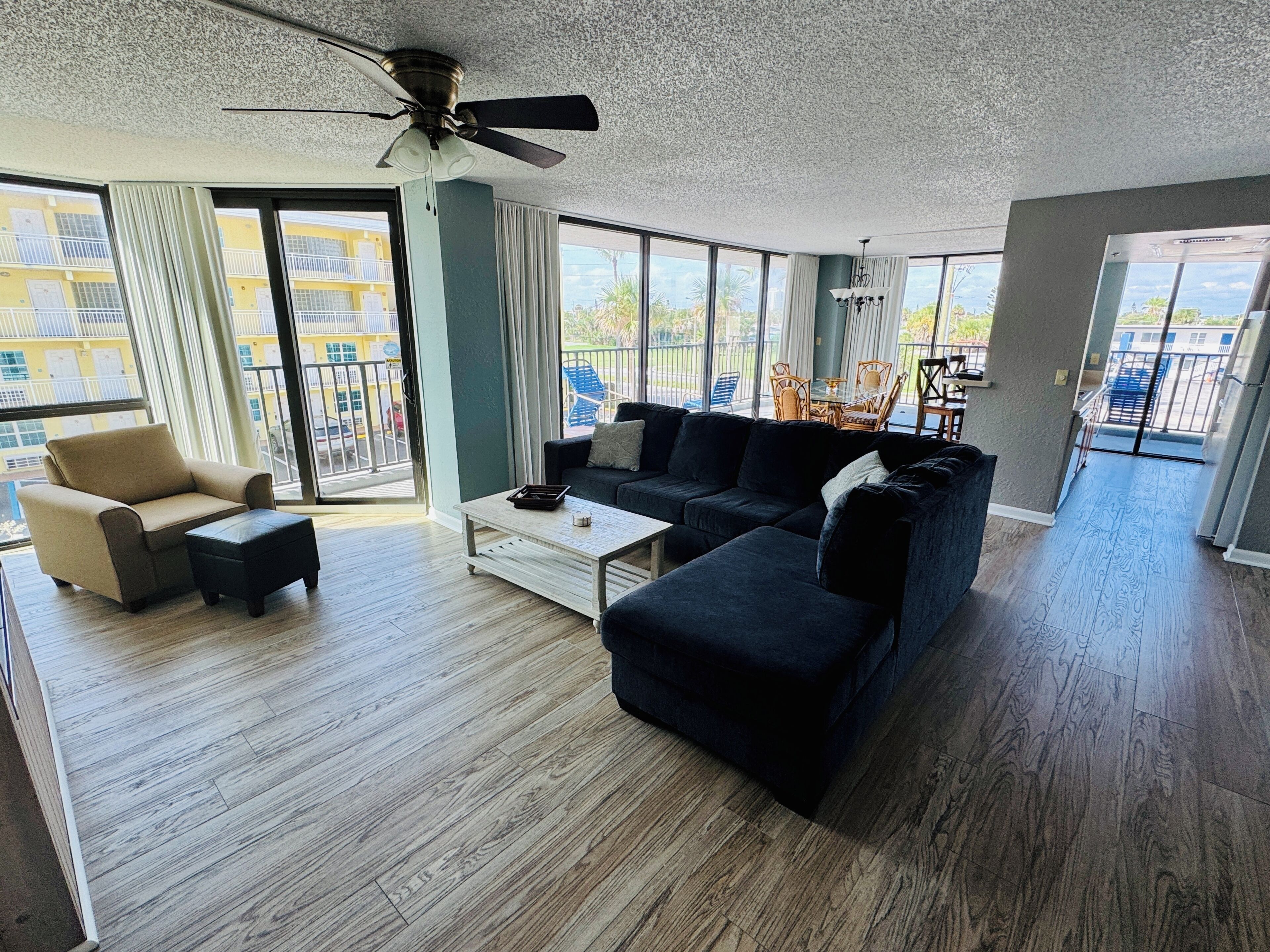 Appart'hôtel Luxe, balcon, vue partielle sur l'océan | Coin séjour