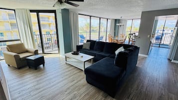 Appart'hôtel Luxe, balcon, vue partielle sur l'océan | Coin séjour