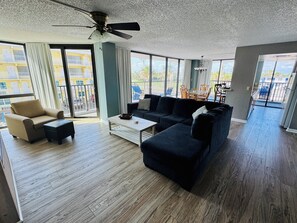 Condo Cao cấp, ban công, quang cảnh một góc biển | Khu phòng khách