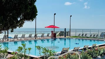 Hồ bơi ngoài trời