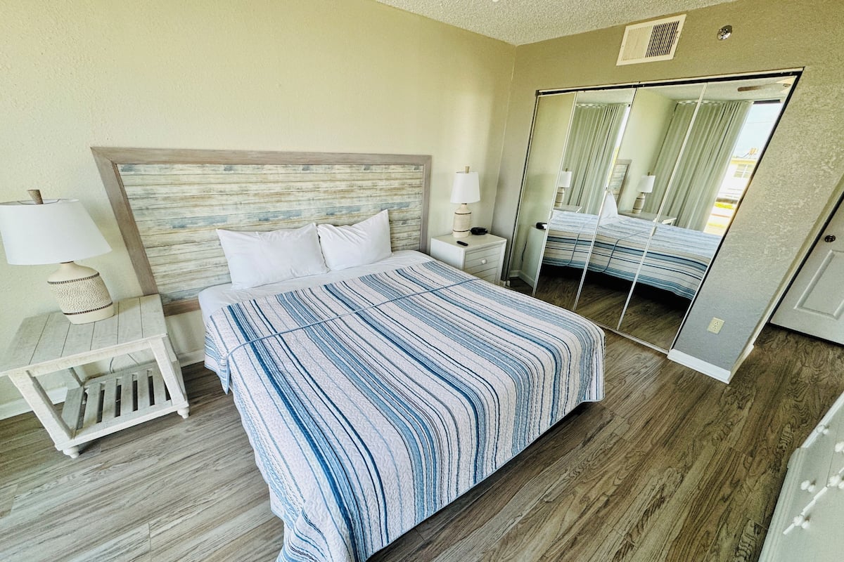 Condo de lujo, balcón, vista parcial al océano