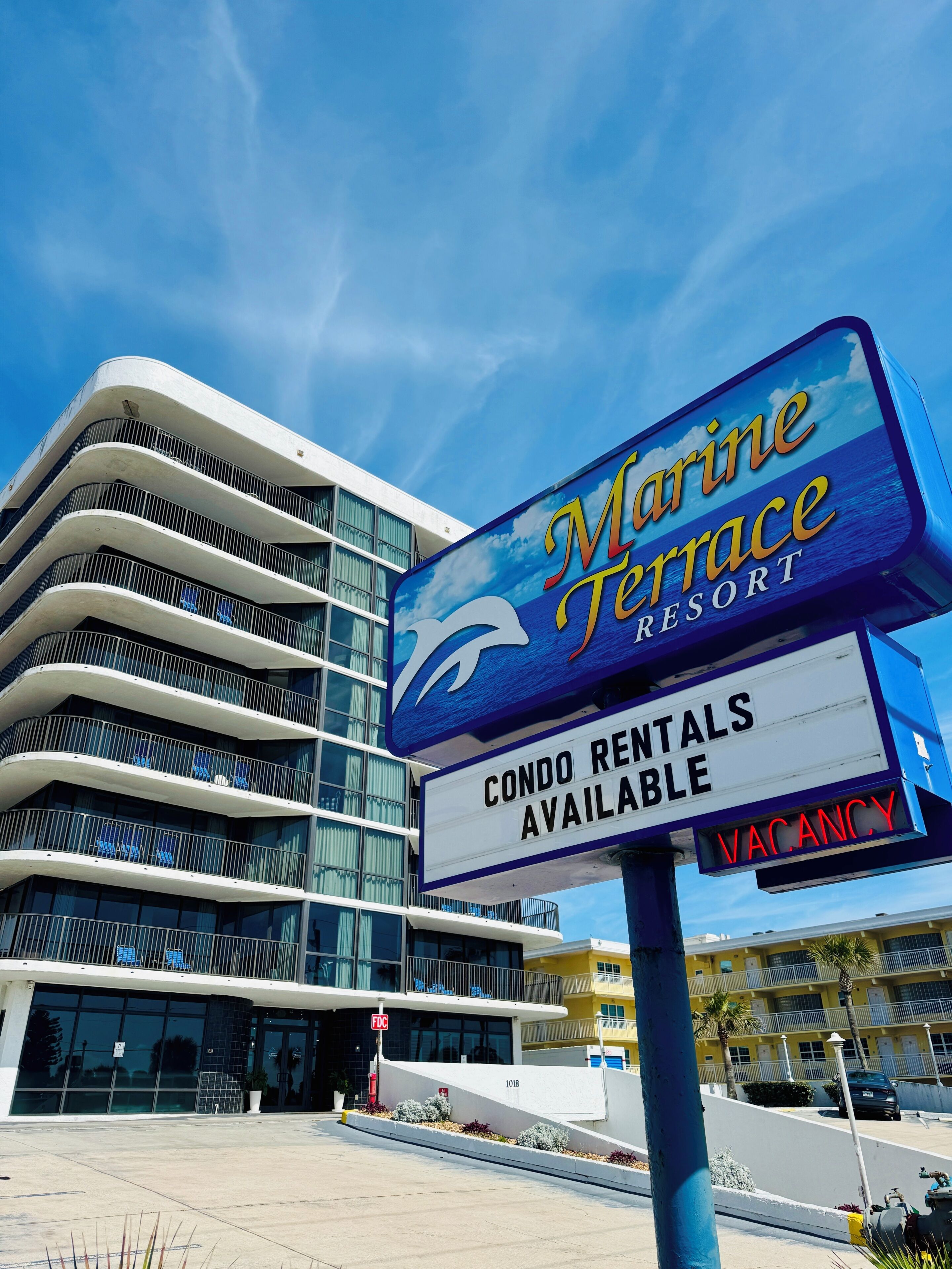 Letrero del Marine Terrace Resort publicitando alquileres de condominios con disponibilidad.
