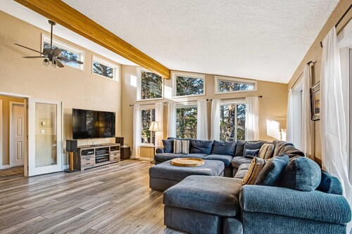 Luxe Home with Private Hot Tub, washer&dryer & Free WiFi - Short Walk to Beach