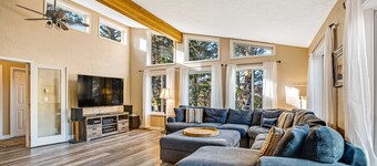 Luxe Home with Private Hot Tub, washer&dryer & Free WiFi - Short Walk to Beach