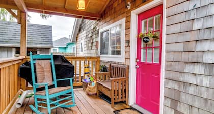 Charming Dog-Friendly Cottage with AC, Washer/Dryer, Gas Grill, Easy Beach Access
