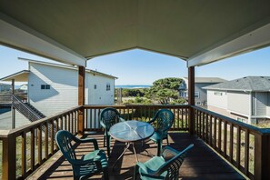Outdoor dining - Coastal cottage with stunning ocean views & private gas grill - dogs welcome (Gold Beach)