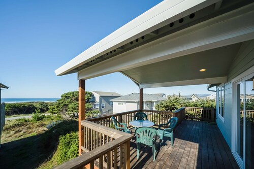 Coastal cottage with stunning ocean views & private gas grill - dogs welcome