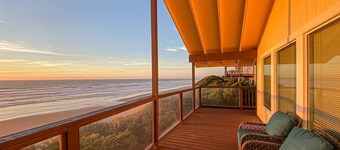 Oceanfront Home with Private Deck & Water Views, Full Kitchen, Free WiFi