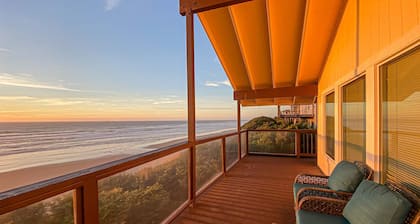 Oceanfront Home with Private Deck & Water Views, Full Kitchen, Free WiFi