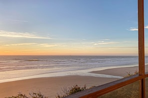Beach nearby - Oceanfront Home with Private Deck & Water Views, Full Kitchen, Free WiFi (South Beach)
