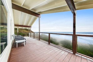 Terrace/patio - Oceanfront Home with Private Deck & Water Views, Full Kitchen, Free WiFi (South Beach)