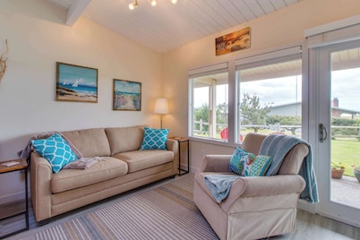 Oceanfront condo near Gearhart Golf Links - walk to beach - No pets