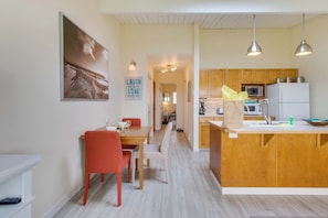 Dining - Oceanfront condo near Gearhart Golf Links - walk to beach - No pets (Gearhart)