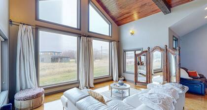 Waterfront vineyard estate with private pool and incredible Gorge views