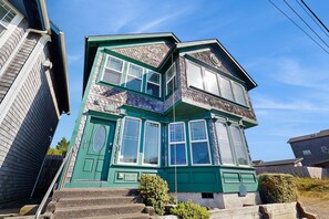Exterior - Gorgeous beach house with hot tub, enclosed yard & fireplace - 1 block to beach (Newport)