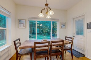Dining - Beautiful home with private hot tub, fireplace, arcade game - close to Mt Hood (Welches)