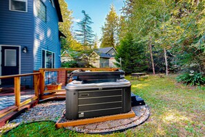 Terrace/patio - Beautiful home with private hot tub, fireplace, arcade game - close to Mt Hood (Welches)