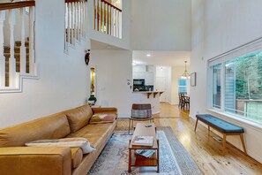 TV, fireplace - Beautiful home with private hot tub, fireplace, arcade game - close to Mt Hood (Welches)