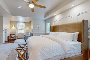 3 bedrooms, WiFi, bed sheets - Beautiful home with private hot tub, fireplace, arcade game - close to Mt Hood (Welches)