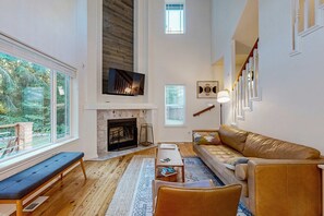 TV, fireplace - Beautiful home with private hot tub, fireplace, arcade game - close to Mt Hood (Welches)