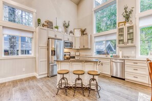 Fridge, microwave, oven, stovetop - Beautiful home with fireplace, sauna, full kitchen & W&D (Welches)
