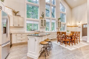 Interior - Beautiful home with fireplace, sauna, full kitchen & W&D (Welches)