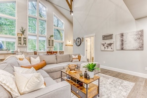 TV, fireplace, offices - Beautiful home with fireplace, sauna, full kitchen & W&D (Welches)