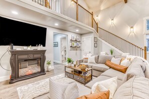 TV, fireplace, offices - Beautiful home with fireplace, sauna, full kitchen & W&D (Welches)