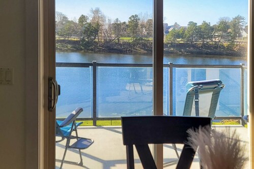 Condo with riverfront view - close to beaches & town - walk everywhere
