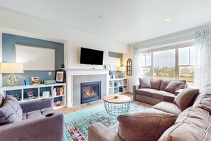 Living area - Condo with riverfront view - close to beaches & town - walk everywhere (Seaside)