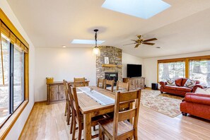 Dining - Charming, single-level retreat with a gas fireplace, AC, washer&dryer, & SHARC (Sunriver)