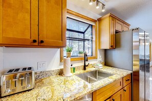 Interior - Charming, single-level retreat with a gas fireplace, AC, washer&dryer, & SHARC (Sunriver)