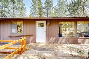 Exterior detail - Charming, single-level retreat with a gas fireplace, AC, washer&dryer, & SHARC (Sunriver)
