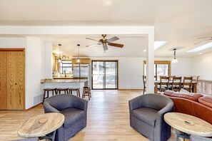TV, fireplace, video games, offices - Charming, single-level retreat with a gas fireplace, AC, washer&dryer, & SHARC (Sunriver)