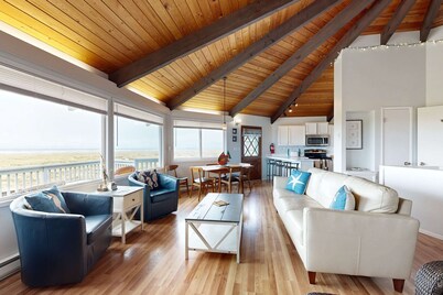 Oceanfront octagon house with panoramic water views, WiFi, & washer&dryer
