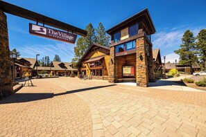 Exterior - Cozy home with private hot tub, patio dining, gas fireplace and full kitchen (Sunriver)