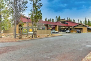A gas station with a Shell logo, a full-service grocery store, and a parking lot. - Cozy home with private hot tub, patio dining, gas fireplace and full kitchen (Sunriver)