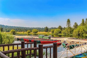 Marina - Cozy home with private hot tub, patio dining, gas fireplace and full kitchen (Sunriver)
