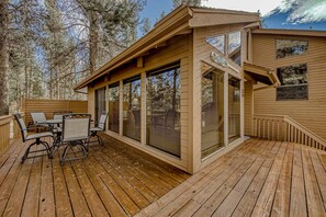 Outdoor dining - Inviting Updated Sunriver Home in Great Location with Large Deck, Private Hot Tub (Sunriver)