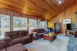 TV, fireplace - Inviting Updated Sunriver Home in Great Location with Large Deck, Private Hot Tub (Sunriver)