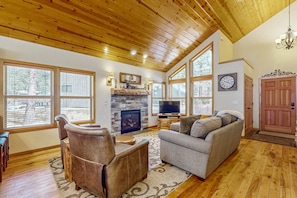 TV, fireplace, offices - Sunriver home with private hot tub, SHARC passes for pools (Sunriver)