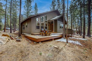 Terrace/patio - Sunriver home with private hot tub, SHARC passes for pools (Sunriver)