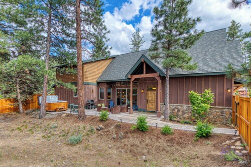 Downtown Sisters home with private hot tub & fenced yard - dogs welcome