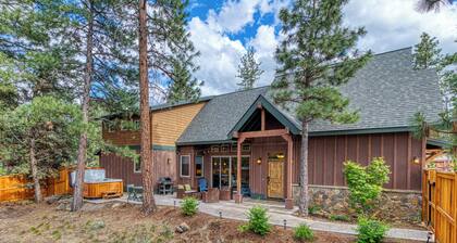 Downtown Sisters home with private hot tub & fenced yard - dogs welcome