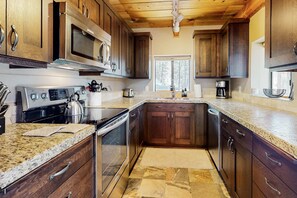 Fridge, microwave, oven, stovetop - Cozy & colorful retreat with a deck, grill, wood stove, board games, W&D, & AC (Sunriver)