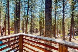 Property grounds - Cozy & colorful retreat with a deck, grill, wood stove, board games, W&D, & AC (Sunriver)
