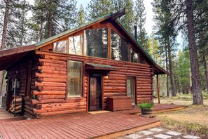Exterior - Cozy & colorful retreat with a deck, grill, wood stove, board games, W&D, & AC (Sunriver)