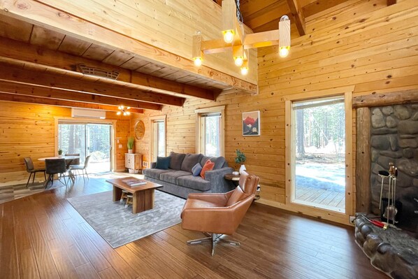 TV, fireplace, offices - Cozy & colorful retreat with a deck, grill, wood stove, board games, W&D, & AC (Sunriver)