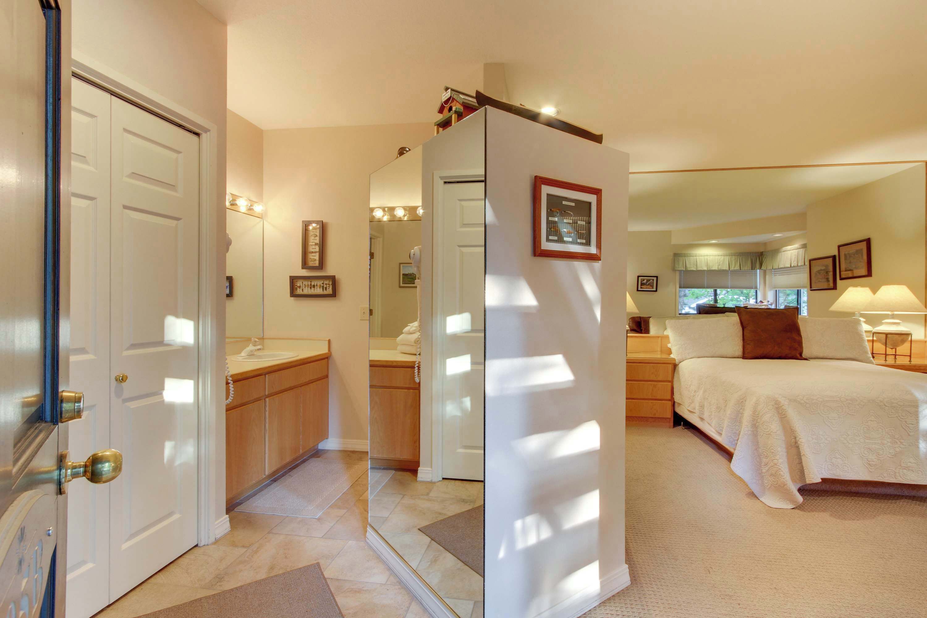 Desk, iron/ironing board, WiFi, bed sheets