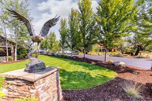 Property grounds - Light-filled townhome with fireplace, pools, hot tubs, gyms, golf & tennis (Eagle Crest)